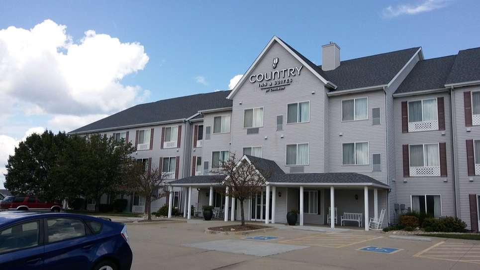 Country Inn and Suite BMI Airport Parking
