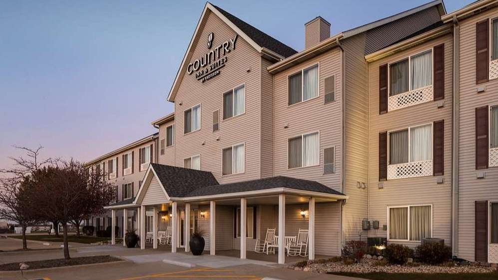 Country Inn and Suite BMI Airport Parking