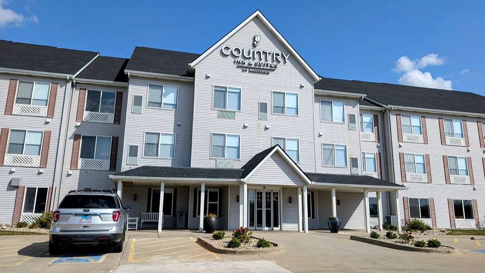 Country Inn and Suite BMI Airport Parking