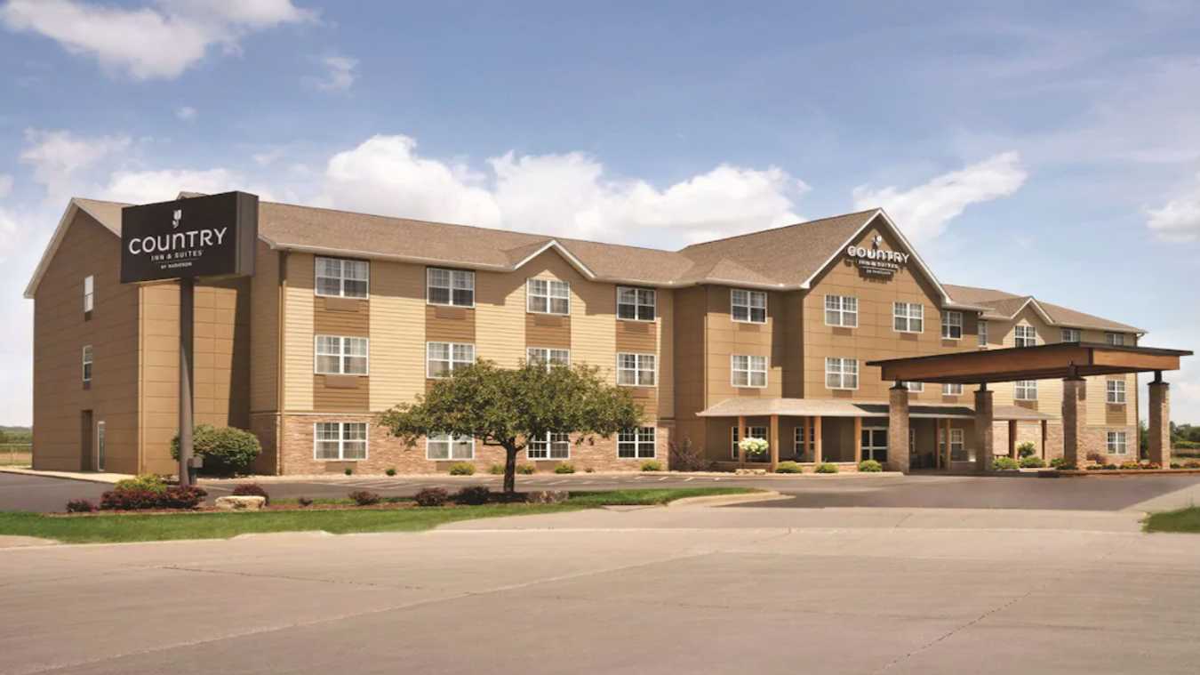 Country Inn and Suites - Moline (MLI) Airport Parking