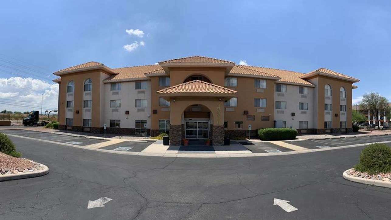 Comfort Inn and Suites TUS Airport parking