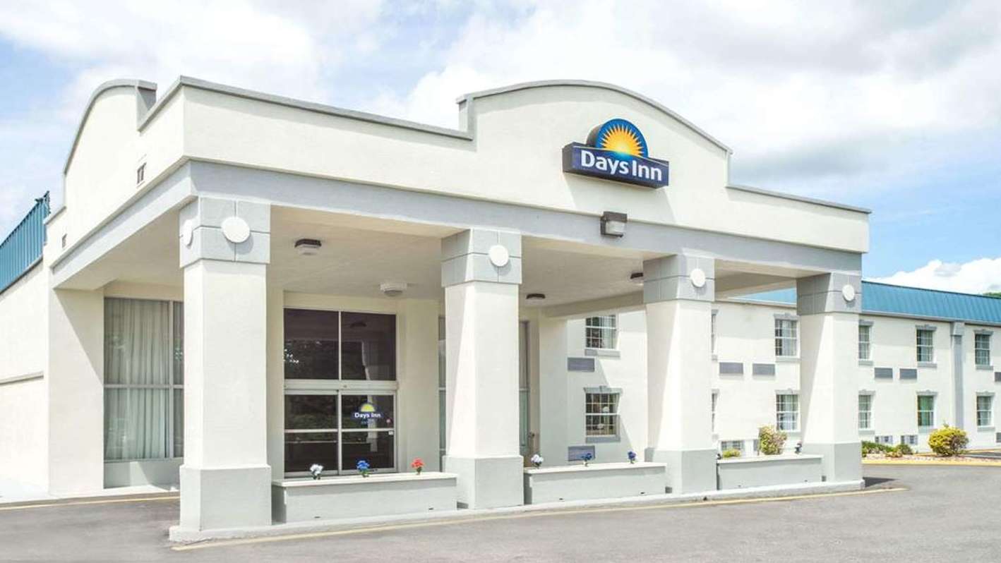 Days Inn by Wyndham ROA Airport Parking