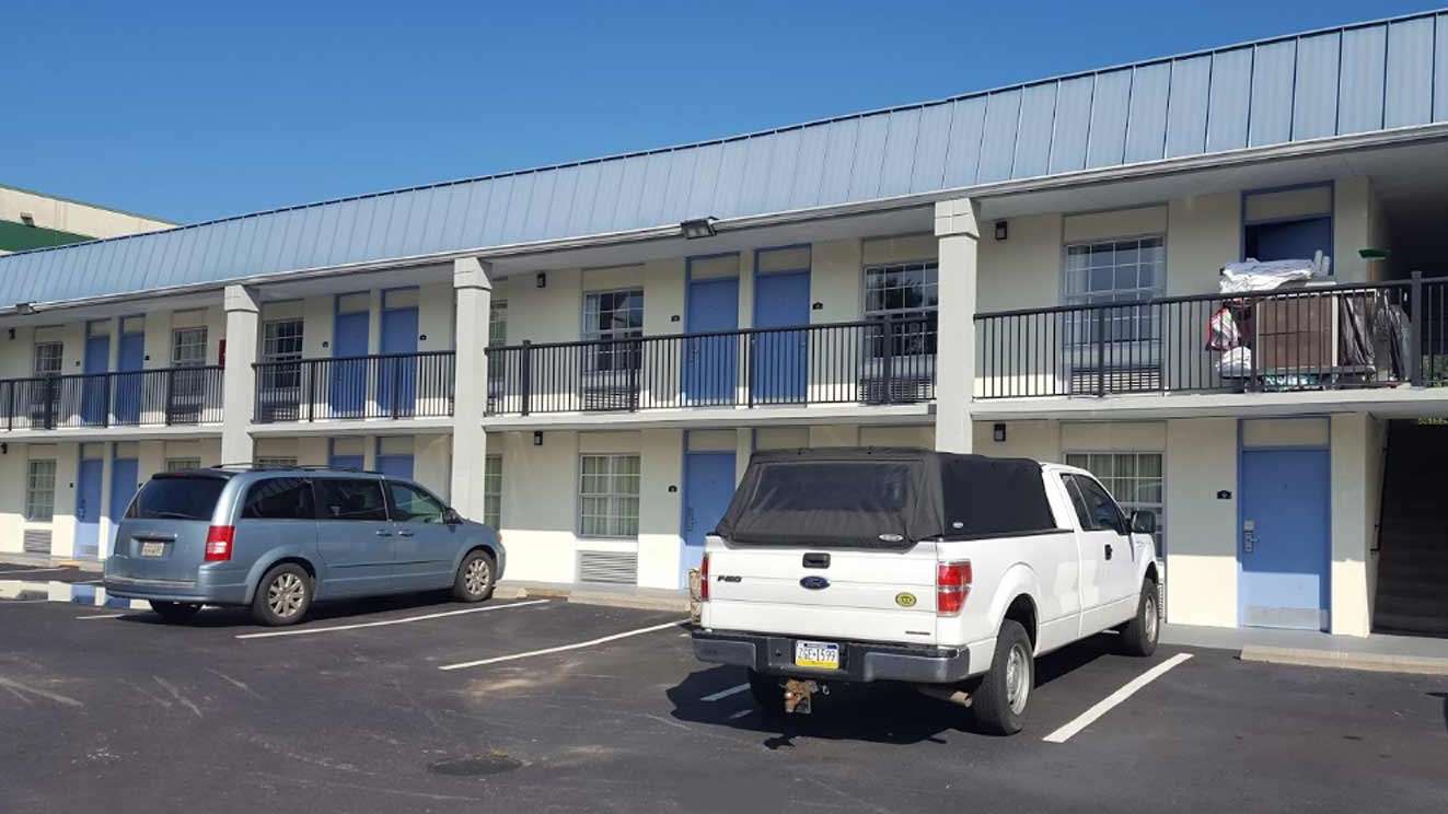 Days Inn by Wyndham ROA Airport Parking