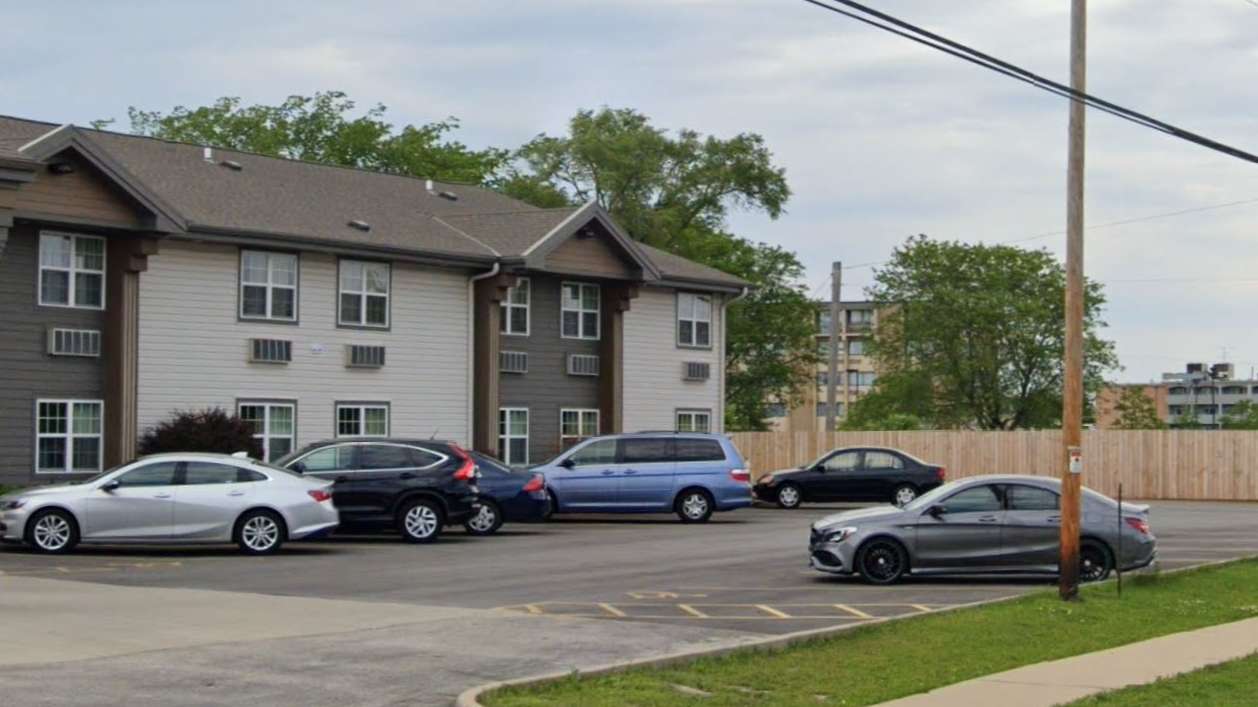 Econolodge MKE Airport Parking