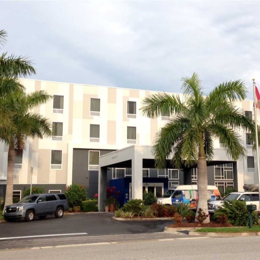 Hampton Inn & Suites SRQ Airport Parking