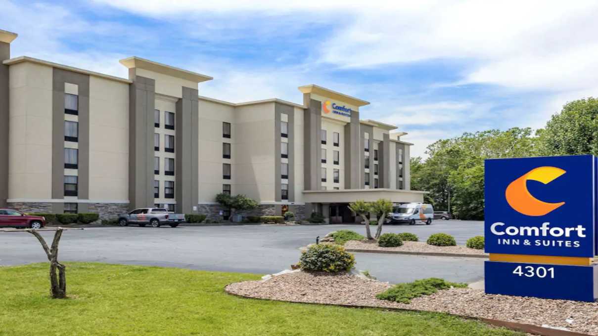 Comfort Inn and Suites Clinton National (LIT) Airport Parking