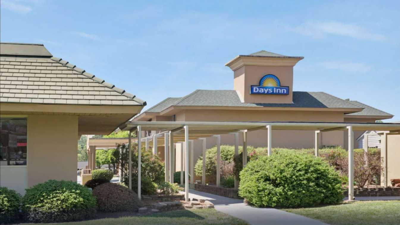 Days Inn by Wyndham Charlotte Airport Parking (No Shuttle)