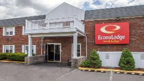 Econo Lodge Inn & Suites BDL