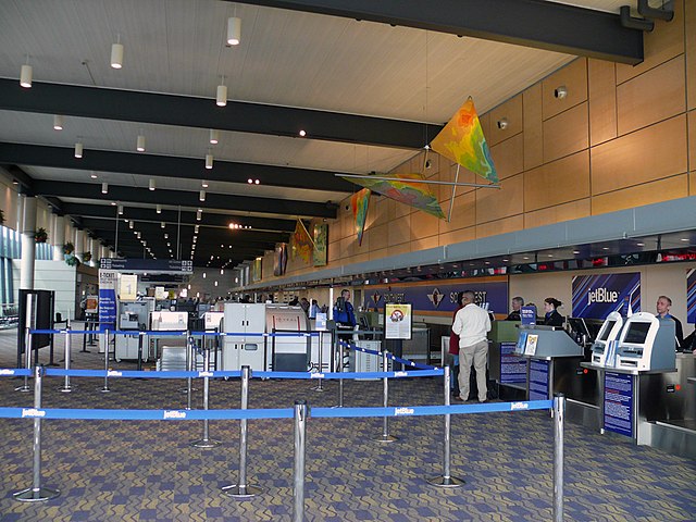 Bradley_Airport_Ticket Counters