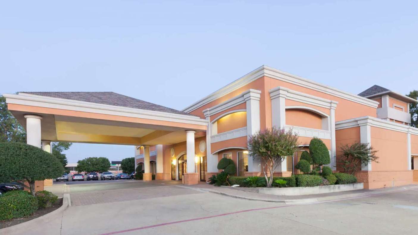 Days Inn by Wyndham DFW Airport parking