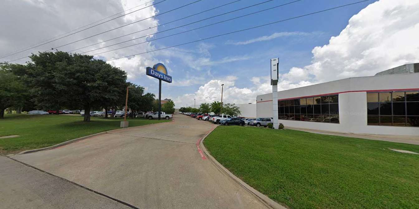 Days Inn by Wyndham DFW Airport parking