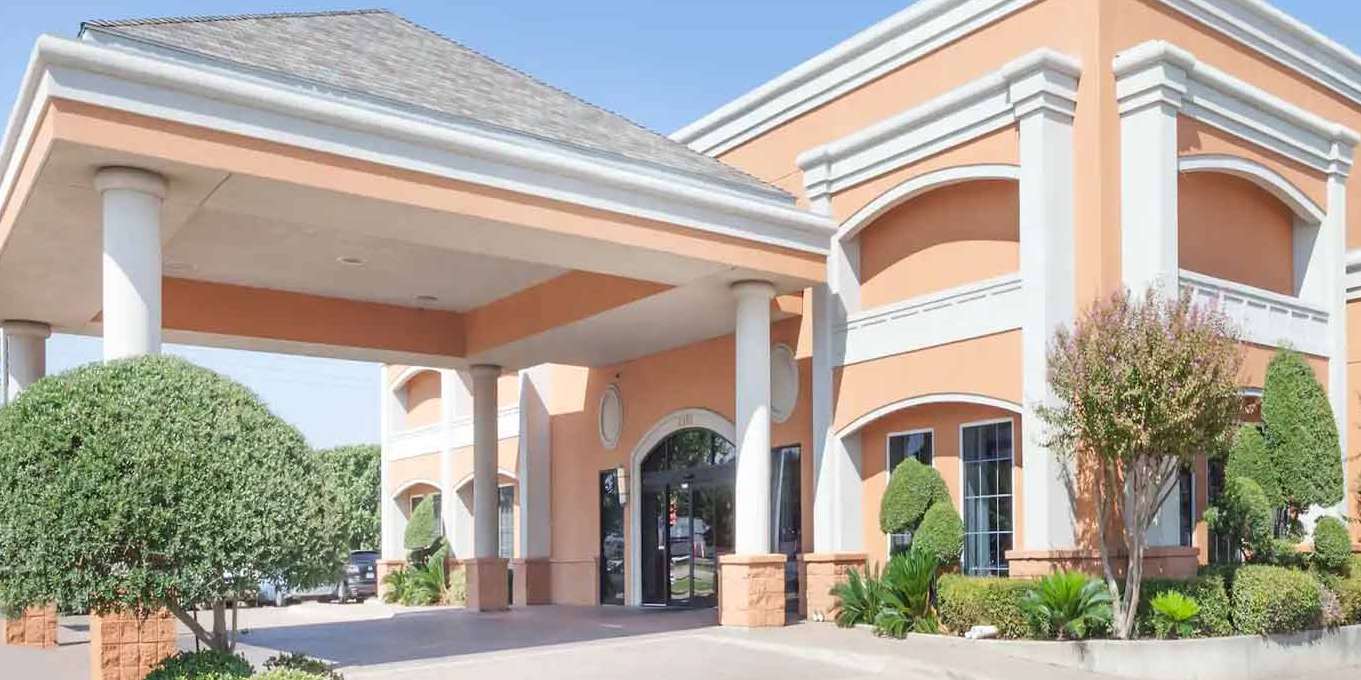 Days Inn by Wyndham DFW Airport parking