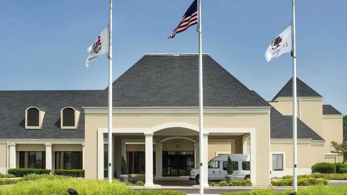 DoubleTree by Hilton Wood Dale OHare Airport Parking - NO AIRPORT SHUTTLE