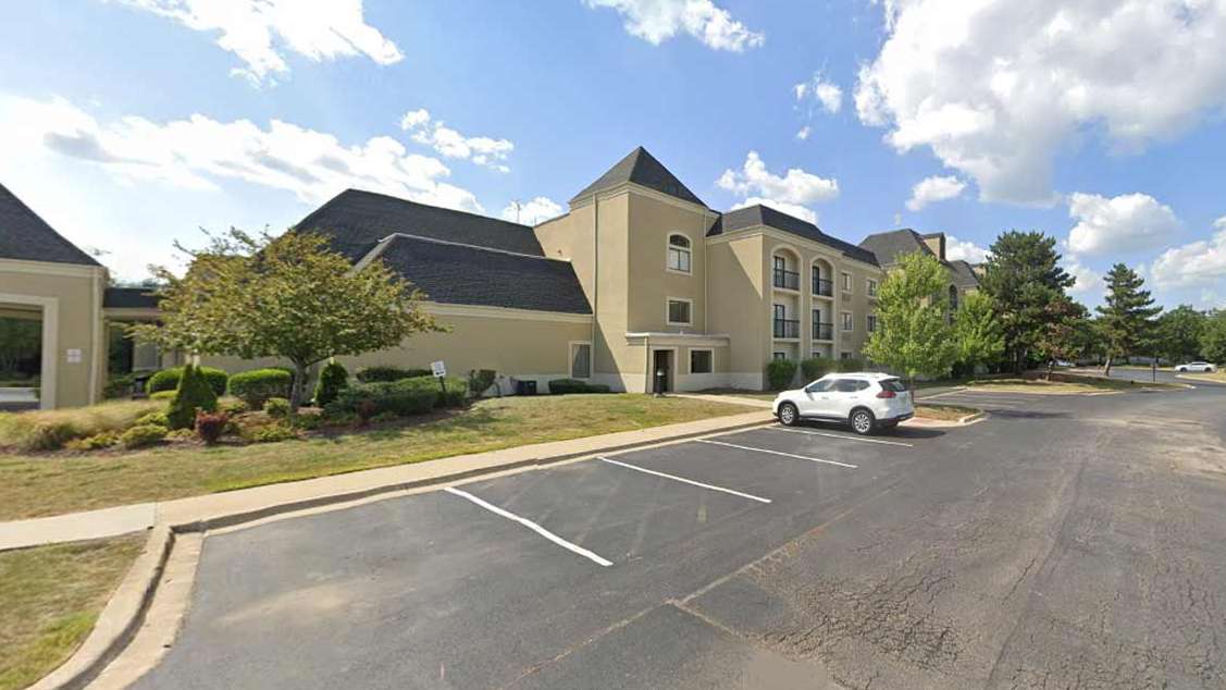 DoubleTree by Hilton Wood Dale OHare Airport Parking - NO AIRPORT SHUTTLE