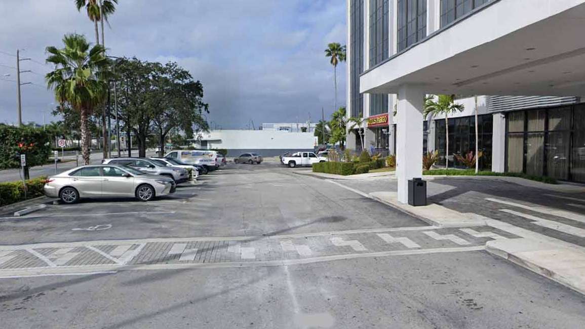 EB hotel MIA Airport Parking
