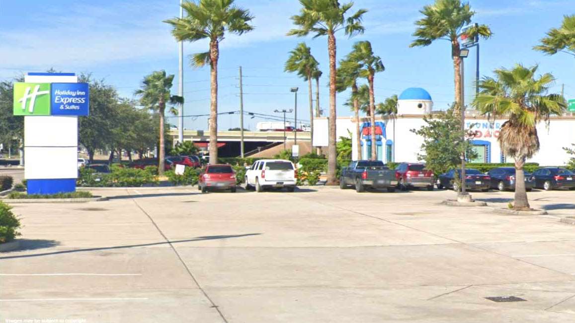 Holiday Inn Express and Suites HOU Airport Parking