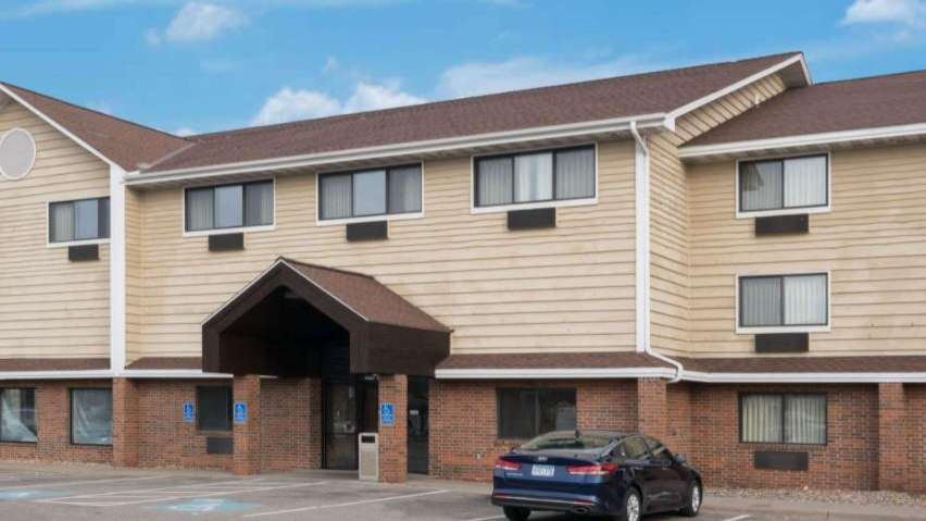 Baymont by Wyndham Bloomington MSP Airport Parking
