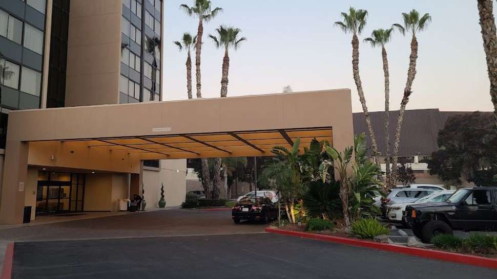 DoubleTree by Hilton Fresno Convention Center FAT Airport Parking
