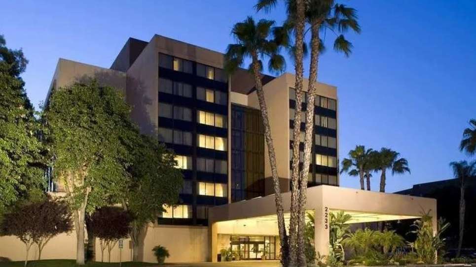 DoubleTree by Hilton Fresno Convention Center FAT Airport Parking
