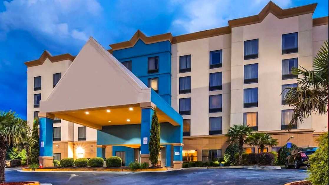Sky Pointe Hotel and Suites Airport South ATL Parking