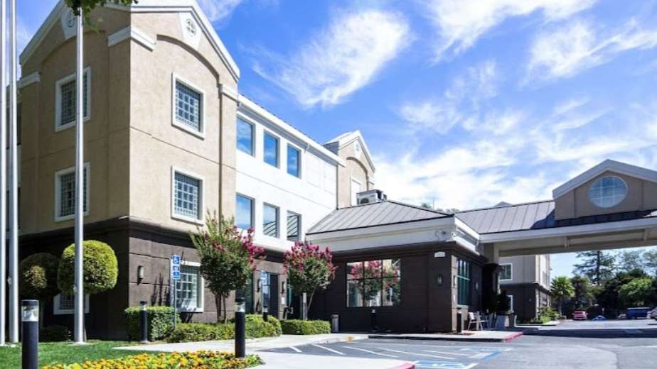 Country Inn & Suites by Radisson SJC Airport Parking (Managed by Spring Parking, 5 STAR SERVICE)