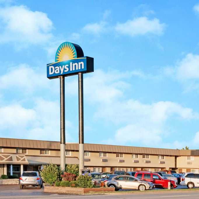 Days Inn Chicago OHare Airport Hotel Parking