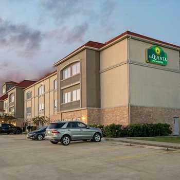 La Quinta Inn & Suites IAH Airport Parking