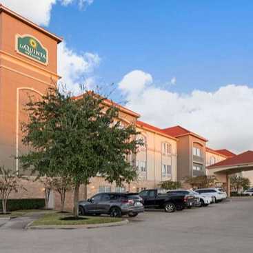 La Quinta Inn & Suites IAH Airport Parking