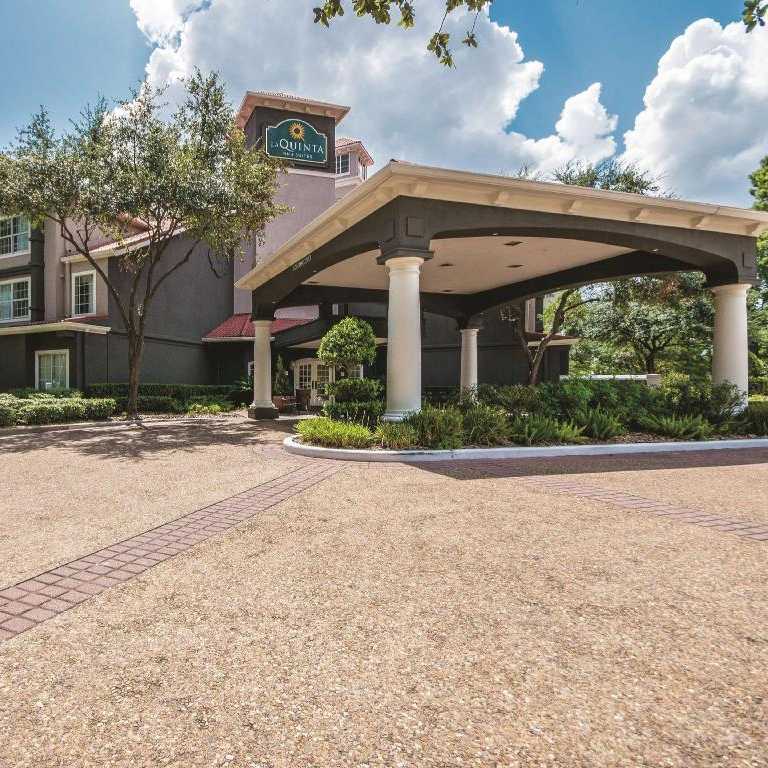 La Quinta Inn & Suites IAH Airport Parking