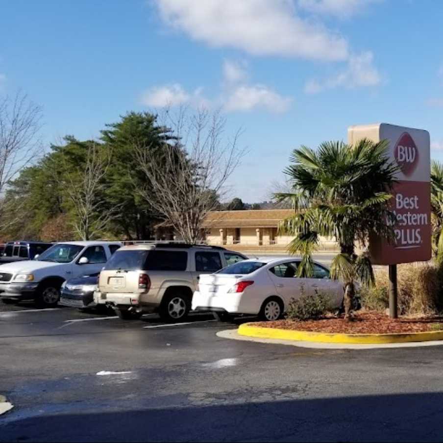 Sky Pointe Hotel and Suites Airport South ATL Parking
