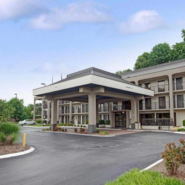 Baymont By Wyndham Nashville Airport Hotel Parking