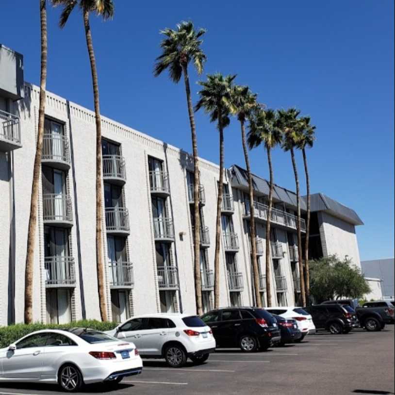 Holiday Inn PHX North Airport Parking