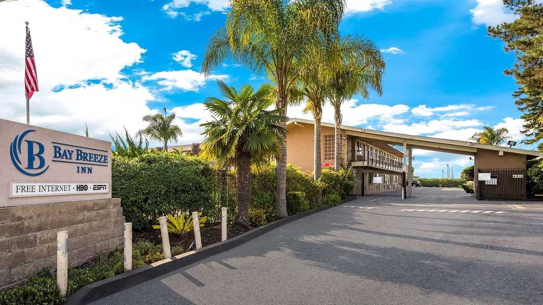 Bay Breeze Inn OAK Airport Parking