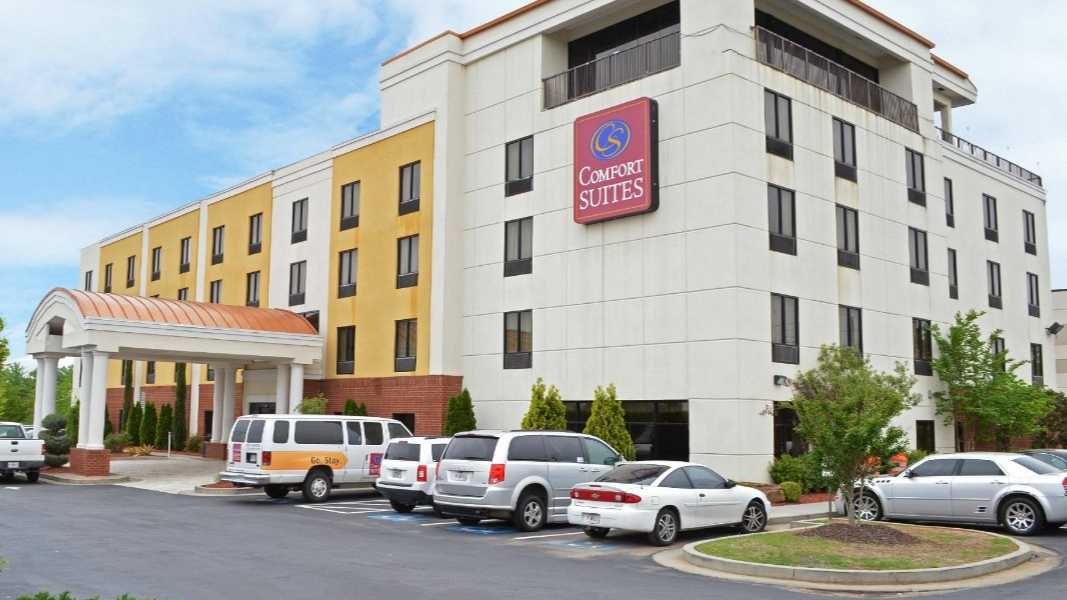 Comfort Suites ATL Airport Parking