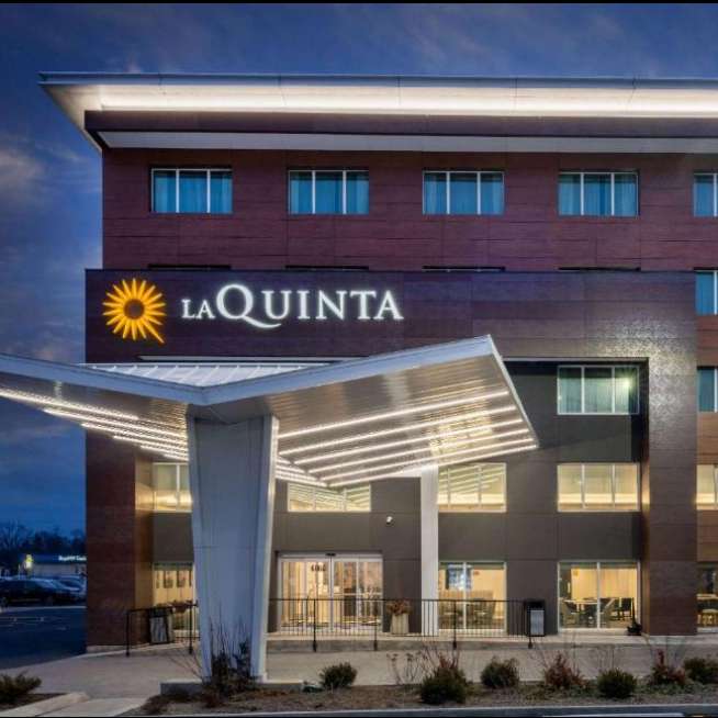 La Quinta Inn & Suites by Wyndham ORD Airport Parking