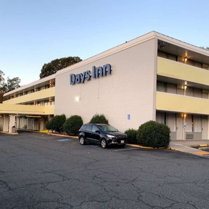 Days Inn by Wyndham Alexandria DCA Airport Parking