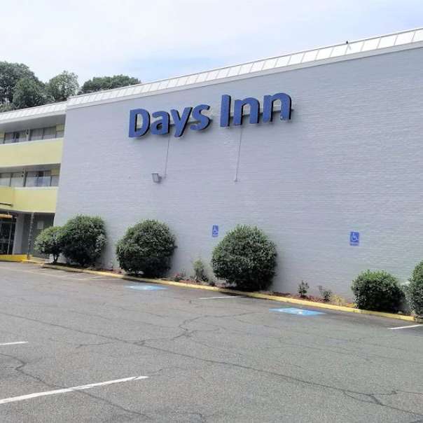 Days Inn by Wyndham Alexandria DCA Airport Parking