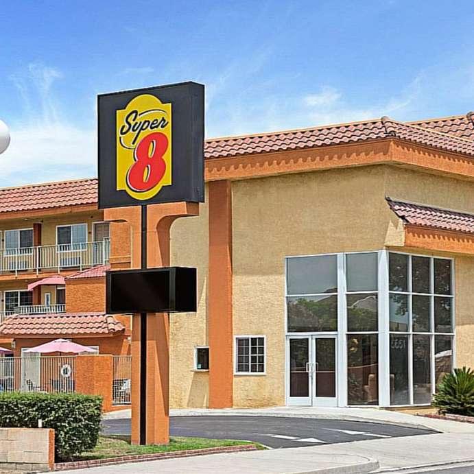 Super 8 by Wyndham LGB Airport Parking