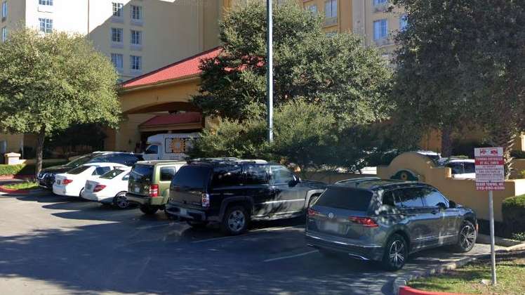 La Quinta Inn & Suites by Wyndham SAT Airport Parking