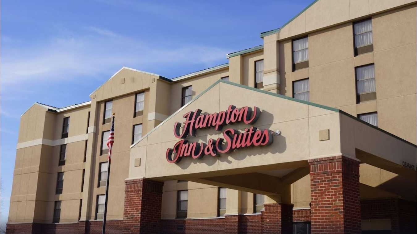 Hampton Inn & Suites DFW North Airport Parking