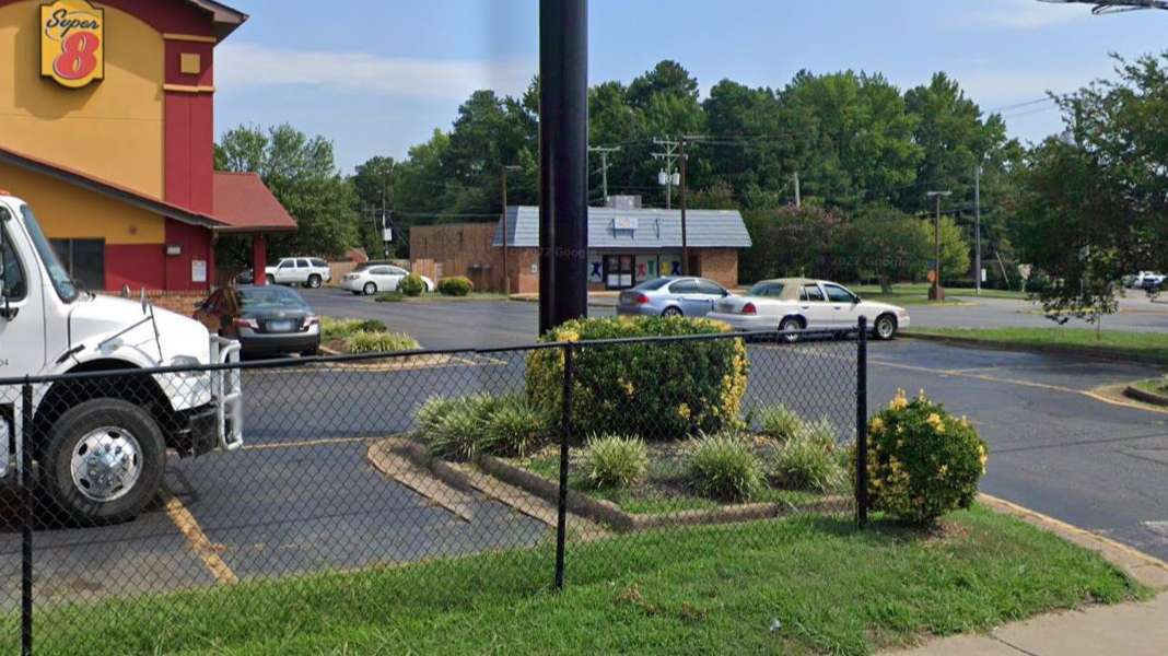 Super 8 by Wyndham RIC Airport Parking