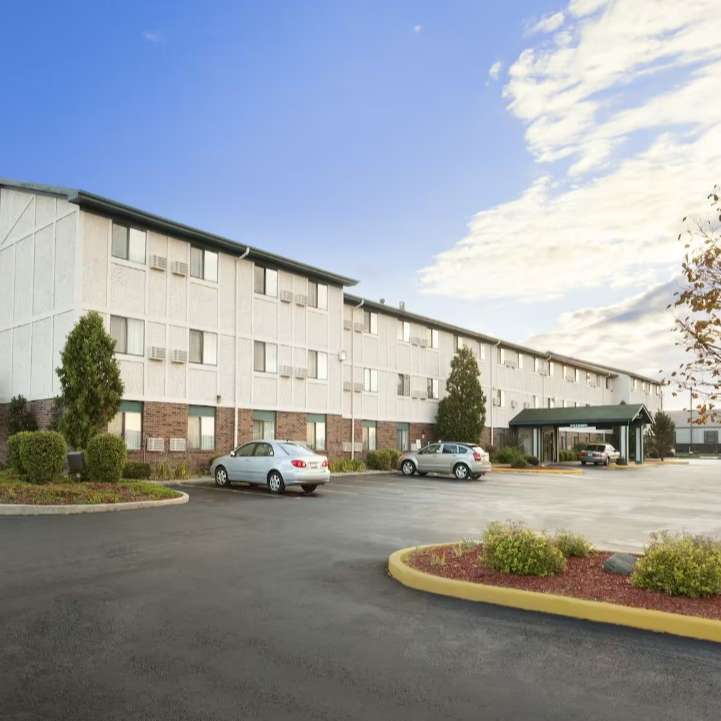 Super 8 by Wyndham MKE Airport Parking