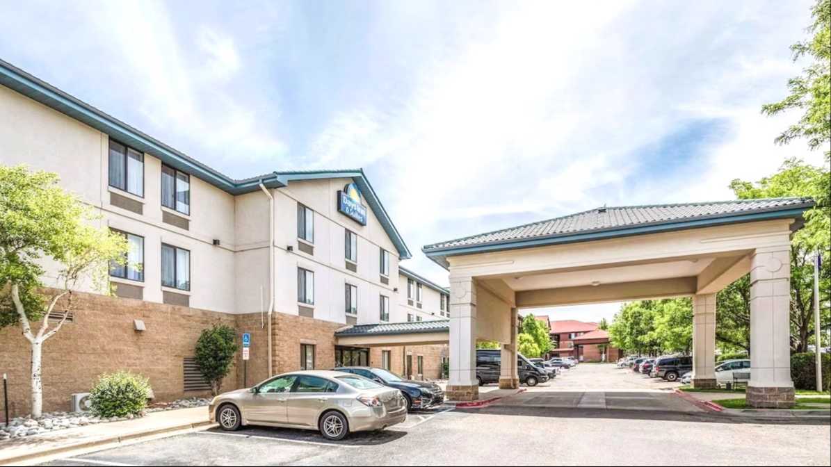 Days Inn & Suites by Wyndham DEN Airport Parking