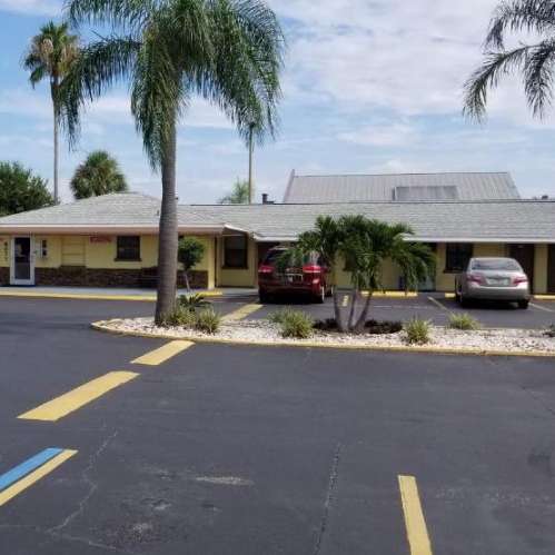 Deluxe Inn SRQ Airport Parking