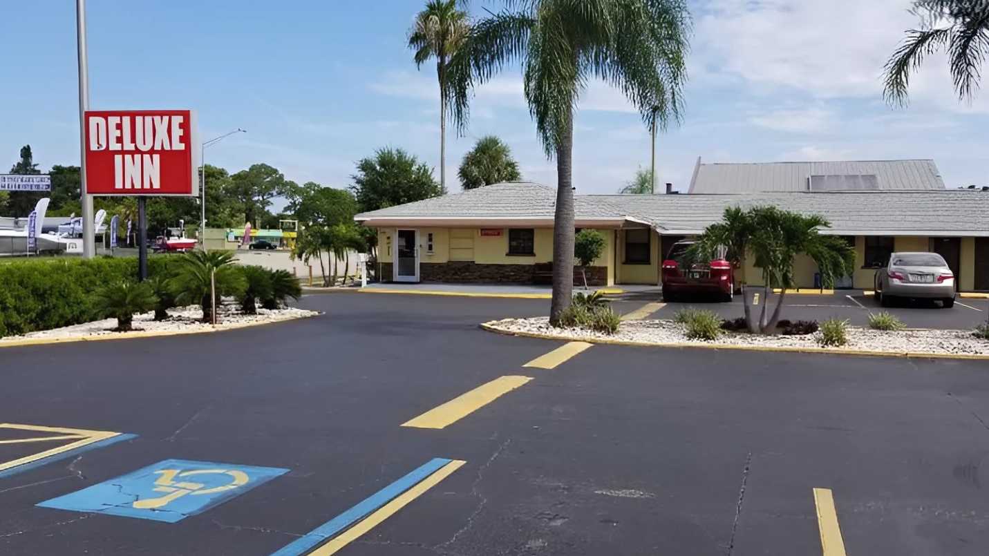 Deluxe Inn SRQ Airport Parking