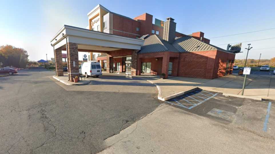 La Quinta Inn & Suites PHL Airport Parking