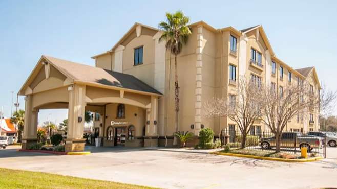 Holiday Inn Express & Suites North IAH Airport Parking