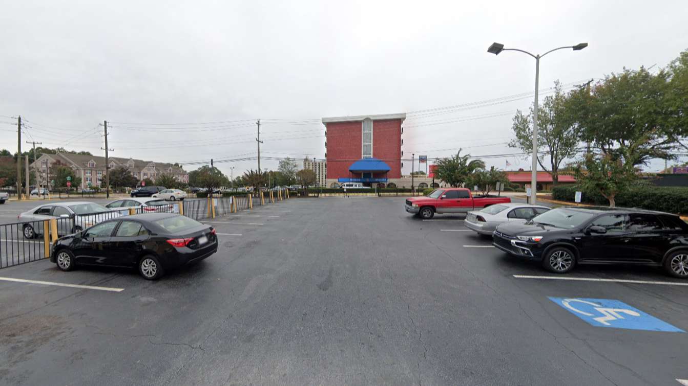 Holiday Inn Express  ATL Airport Parking