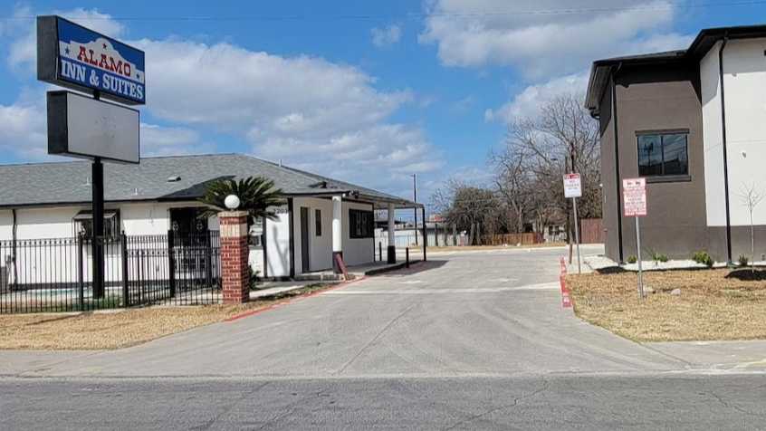 Alamo Inn and Suites SAT Airport Parking