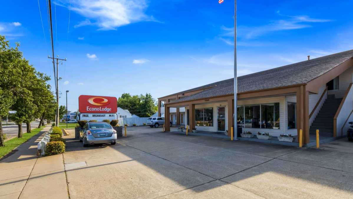 Econo Lodge ORF Airport Parking